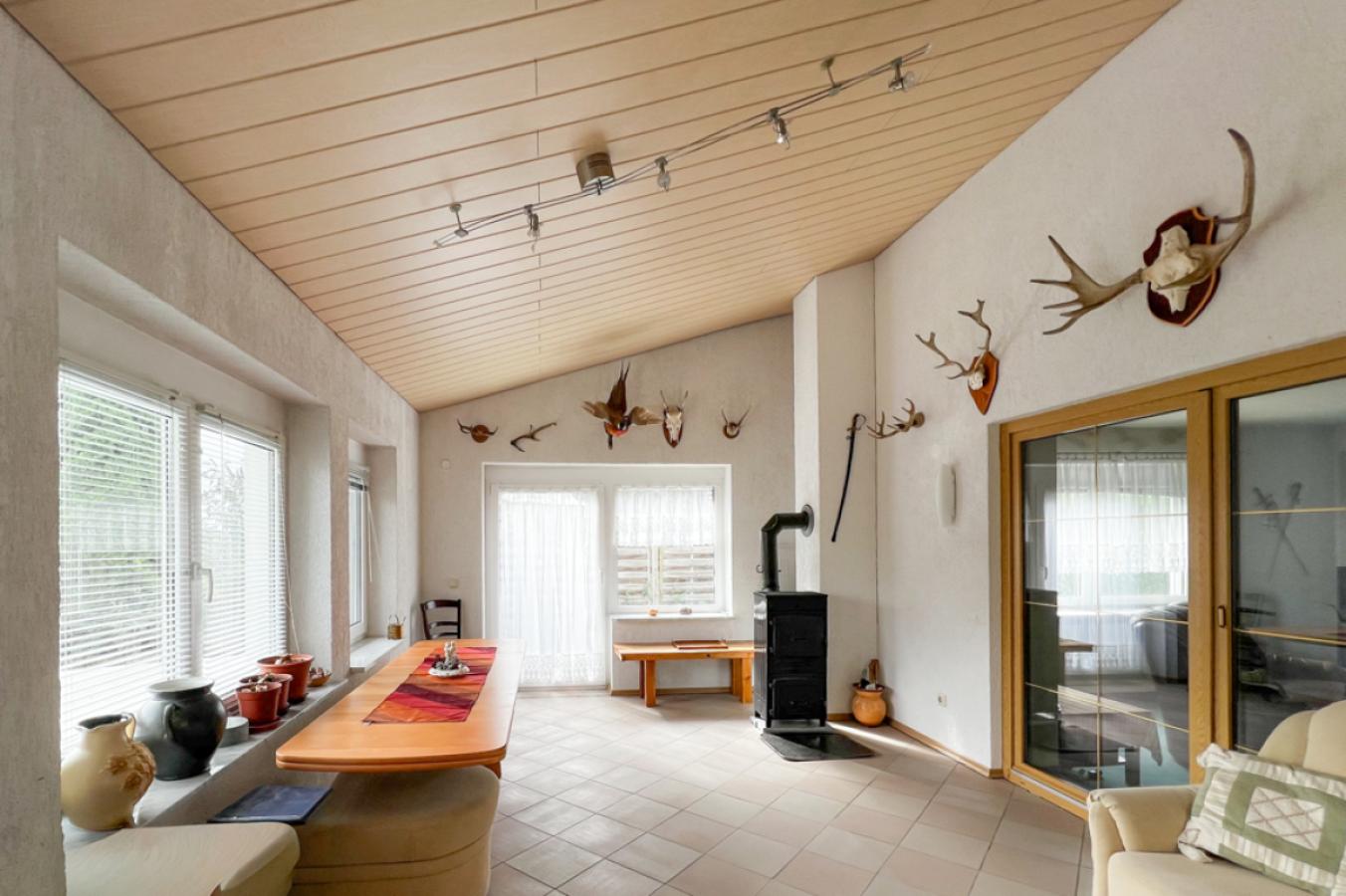 Wintergarten mit Fußbodenheizung und Kamin