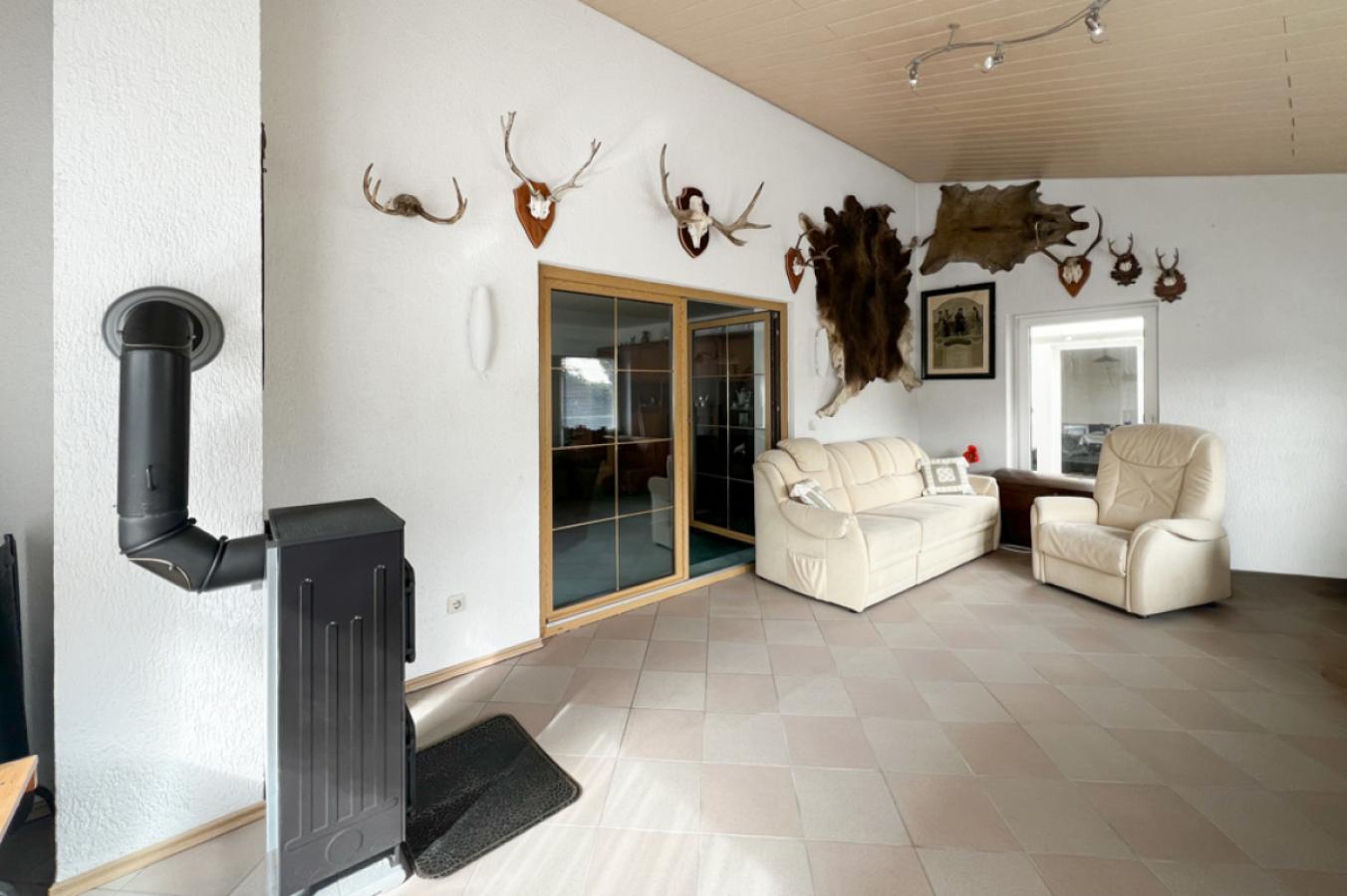 Wintergarten mit Blick ins Wohnzimmer