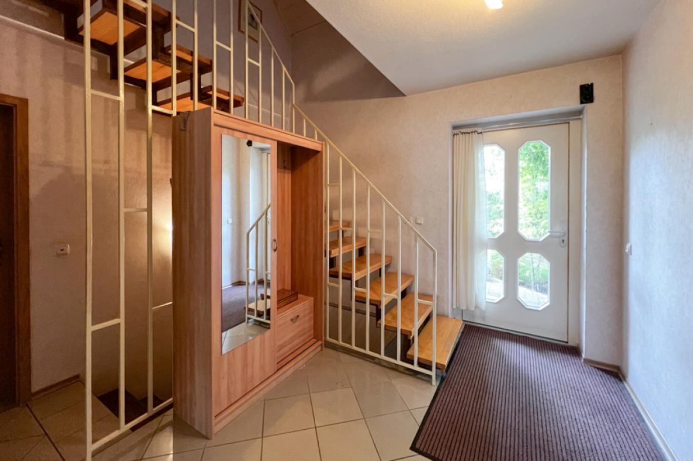 Eingangstür und Treppenaufgang