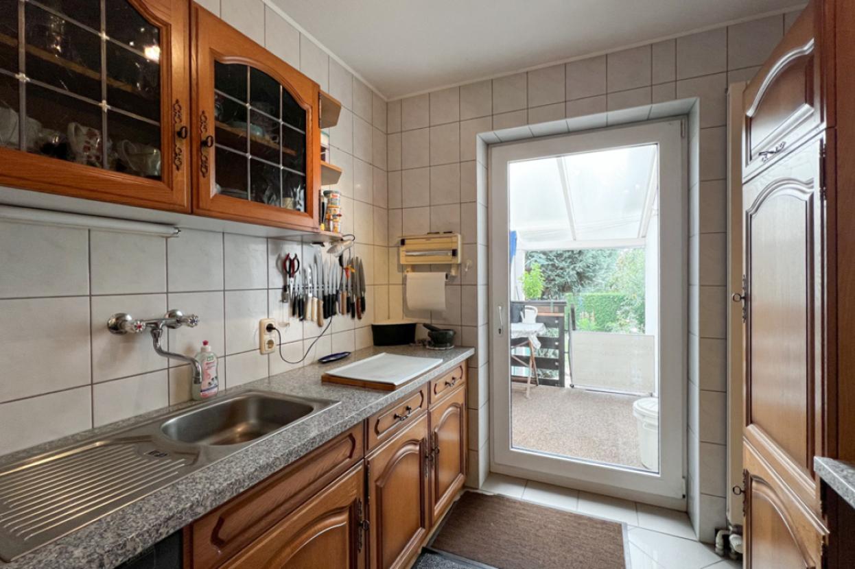 Küchentür zur überdachten kleinen Terrasse