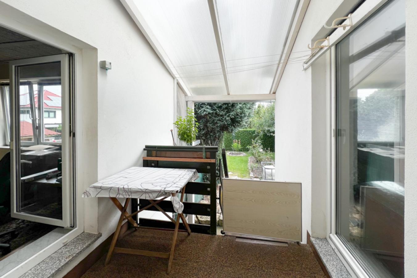 Kleine Terrasse mit Gartenzugang