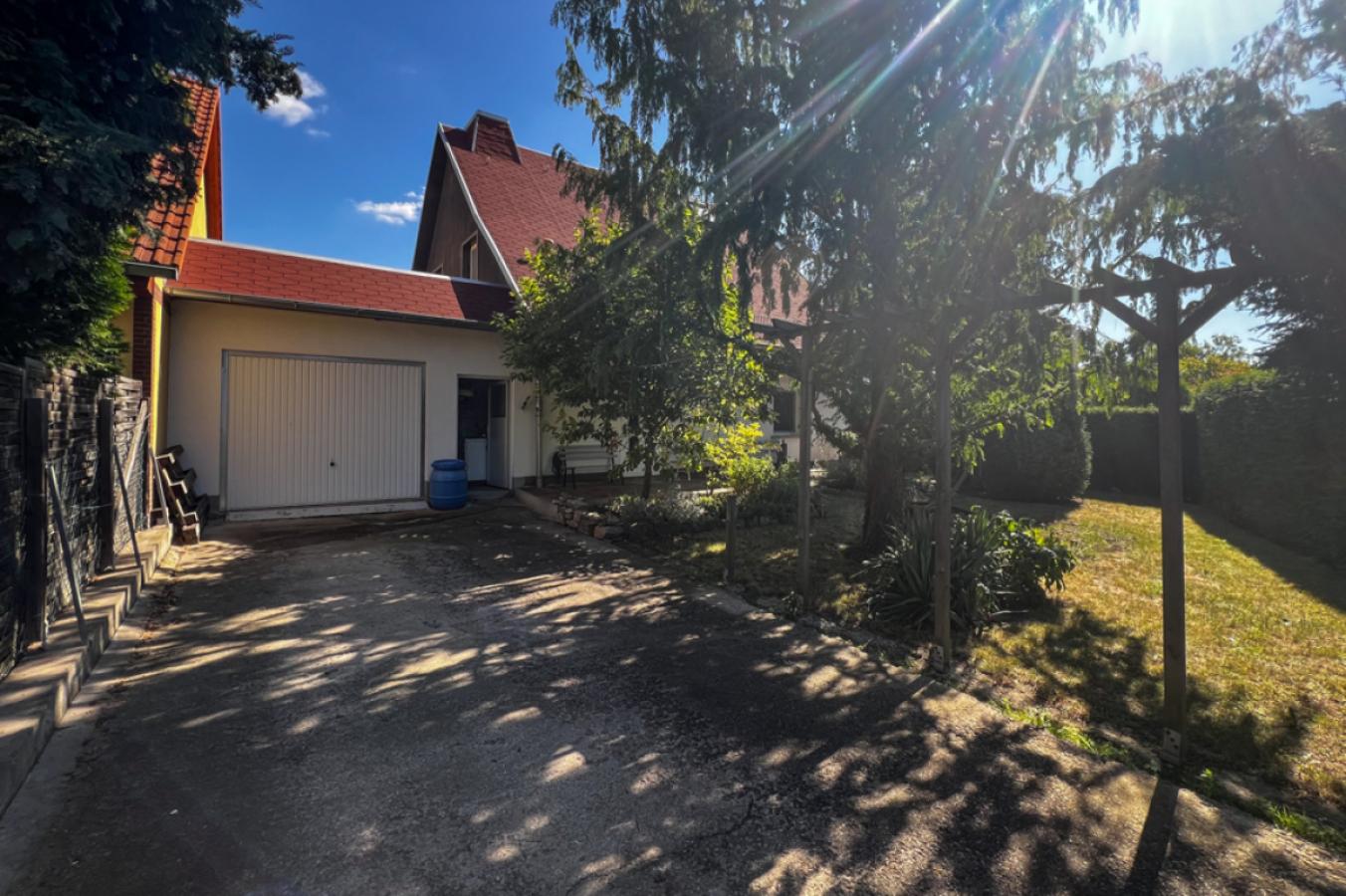 Vorgarten und Zufahrt im Sonnenlicht