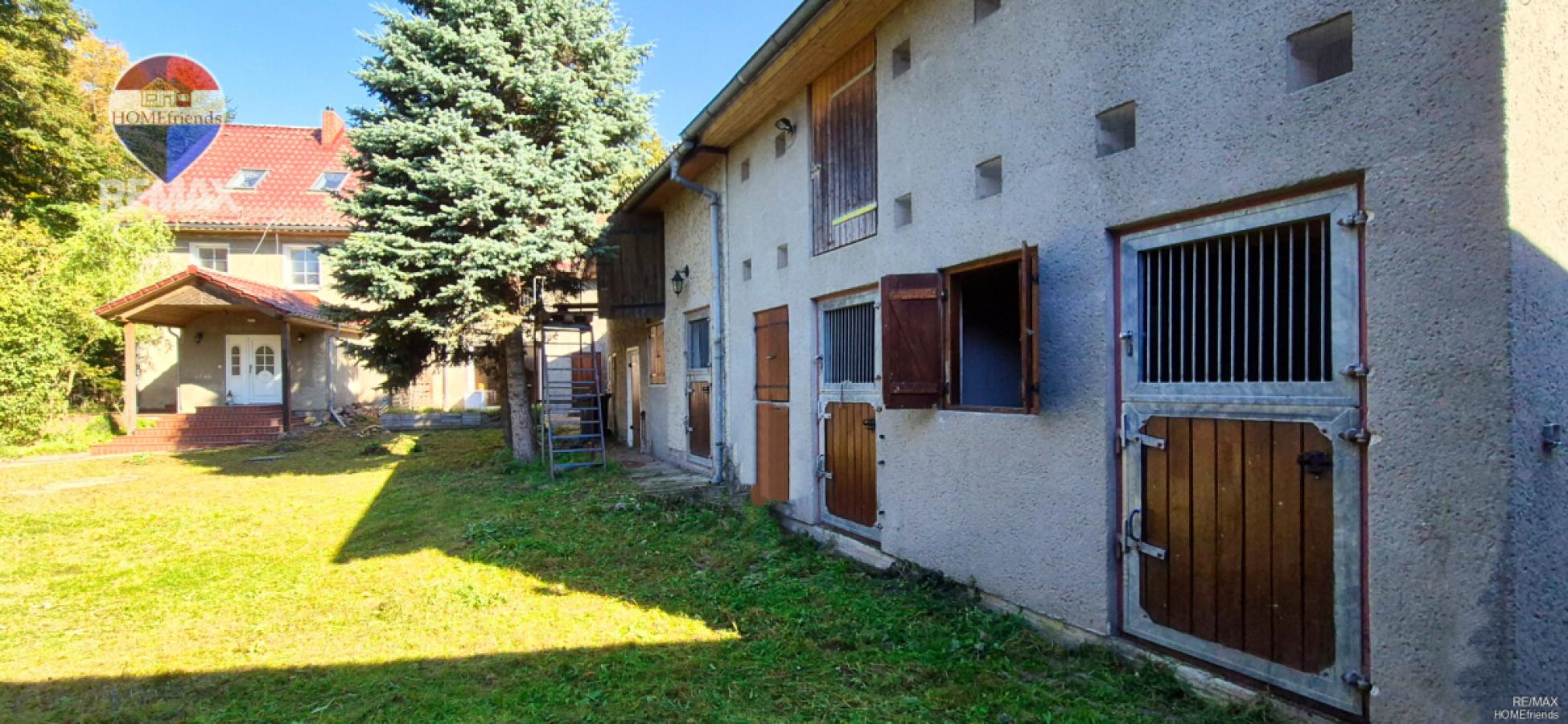 Haus und Stallungen