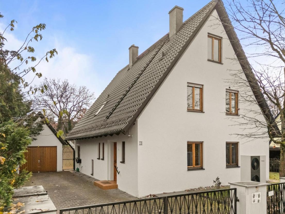 Blick aufs Haus und Einfahrt