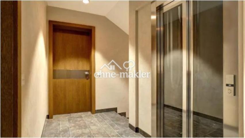 Treppenhaus mit Aufzug