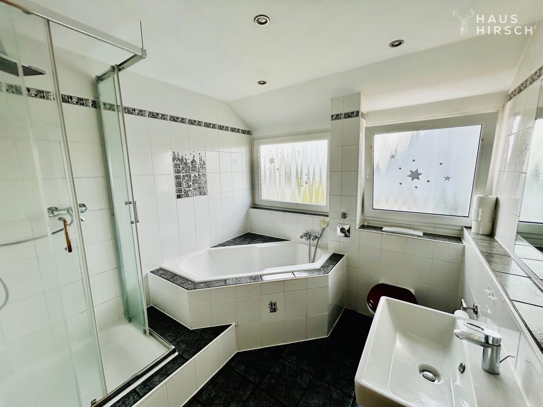 Bad mit Wanne u. Dusche