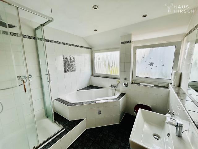 Bad mit Wanne u. Dusche