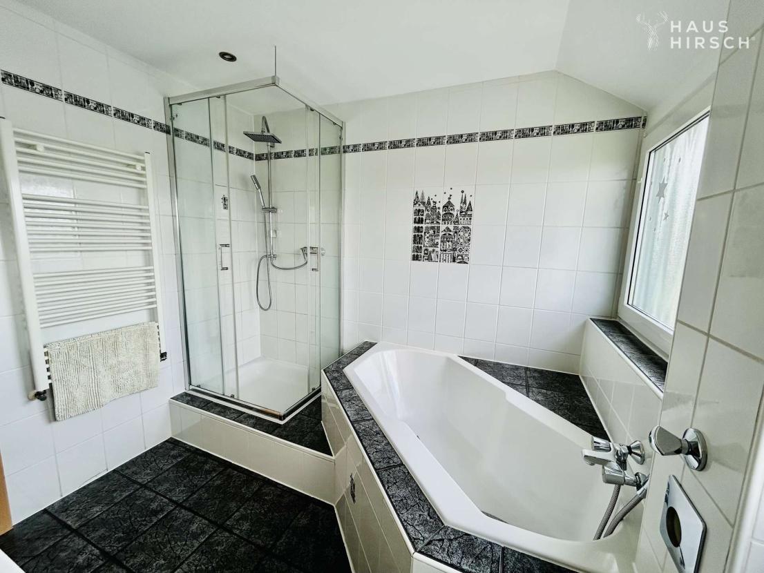 Bad mit Wanne u. Dusche