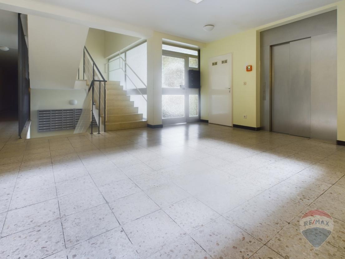 Treppenhaus mit Fahrstuhl