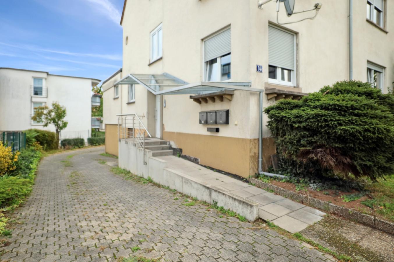 Hausansicht mit Zufahrt zum Hof