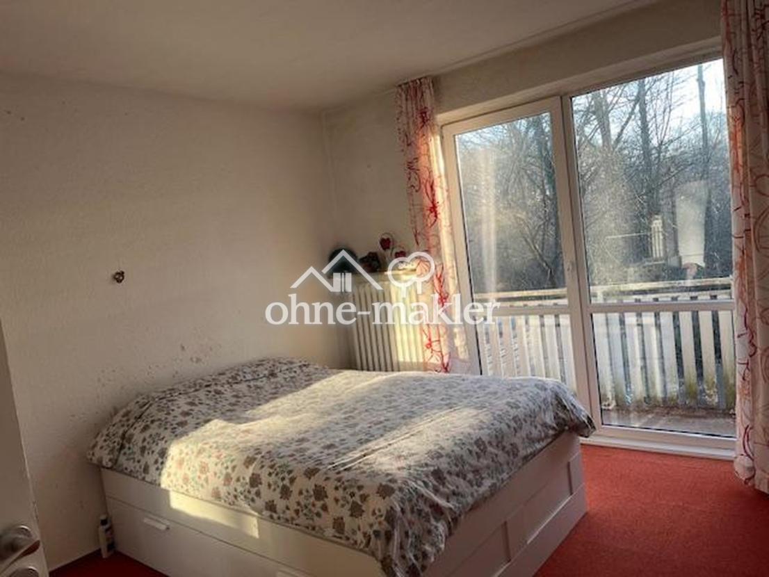 Schlafzimmer mit Balkon, 1. OG