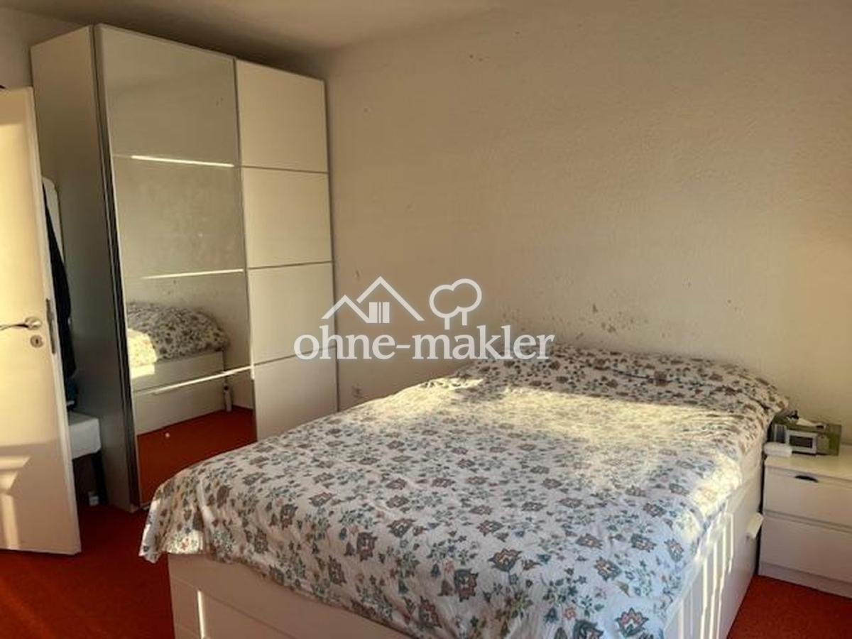 Schlafzimmer mit Balkon, 1. OG