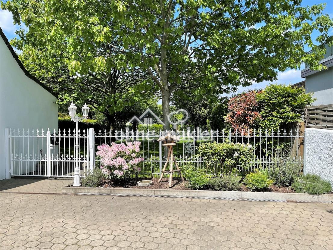 Garagenhof Blick in den Garten