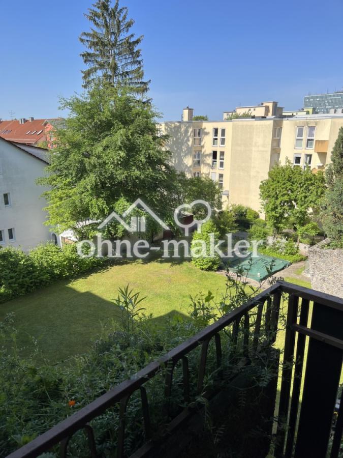 Blick vom Balkon in den Garten