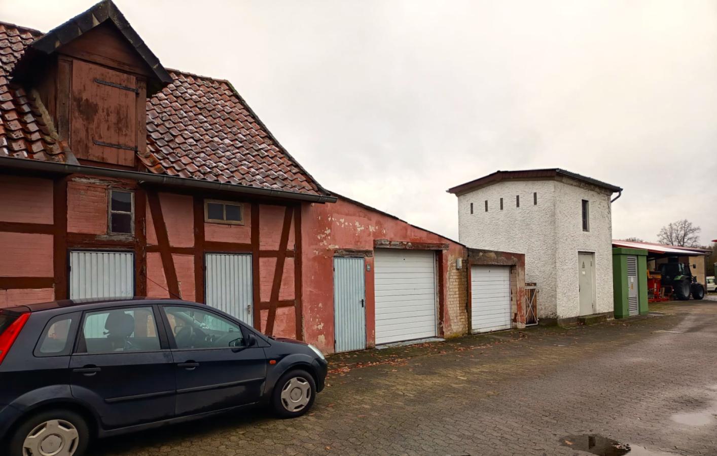 Nebengebäude und Trafohaus