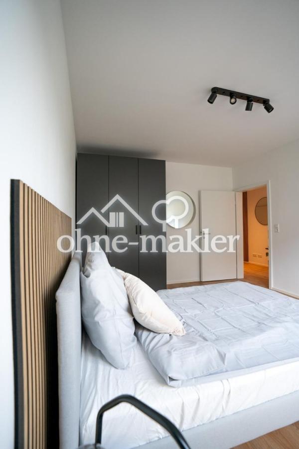 Zimmer neben Badezimmer