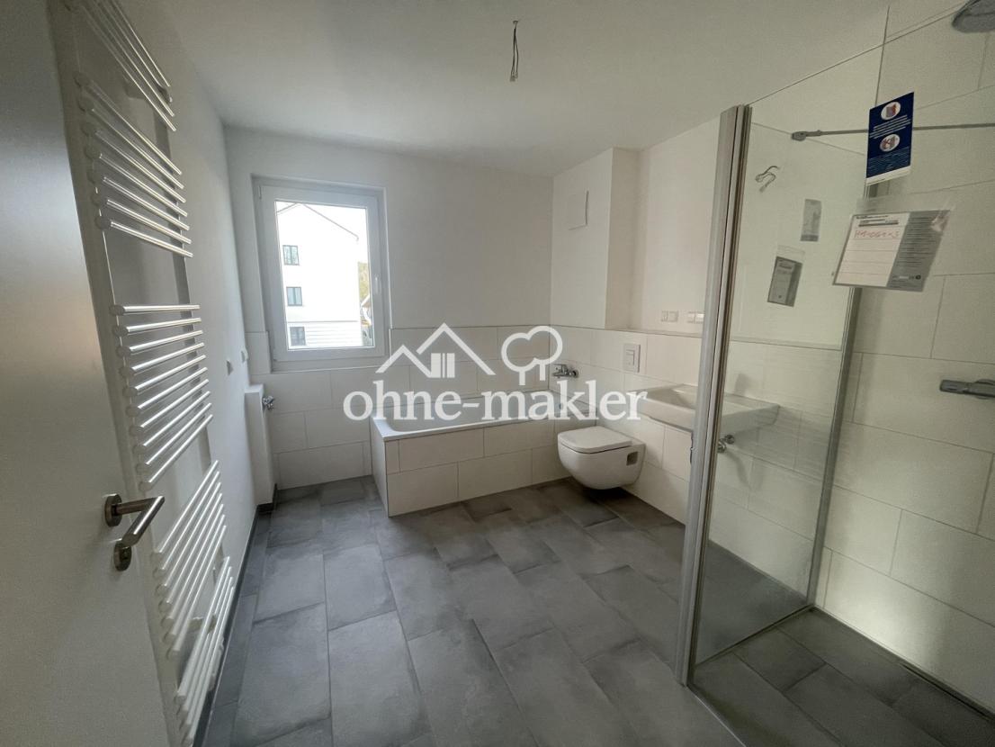 Bad mit Dusche und Badewanne