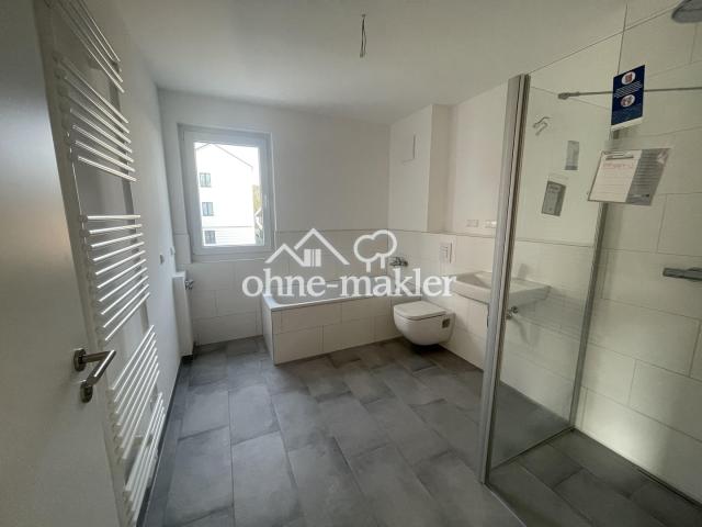 Bad mit Dusche und Badewanne