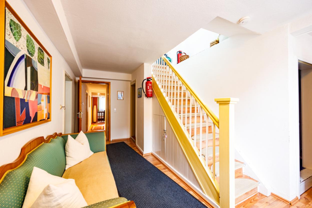 Flur 1. OG mit Zugang zum DG