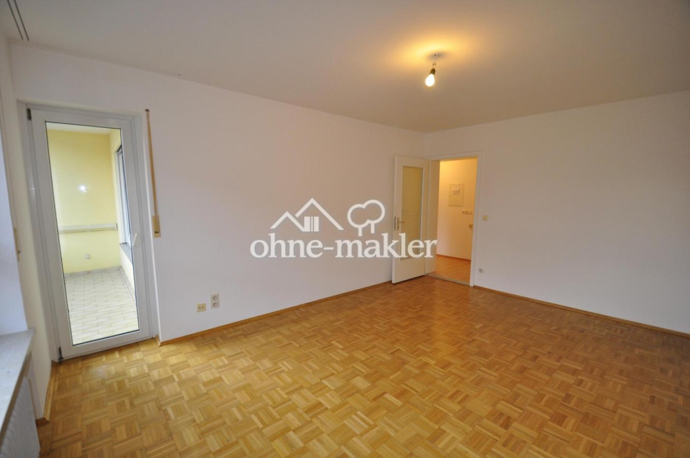 Wohnzimmer, m Flur+Balkontüren