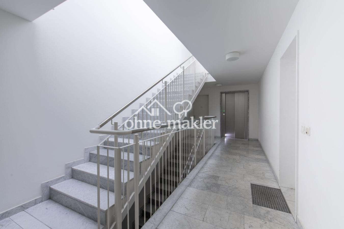 Treppenhaus mit Lift