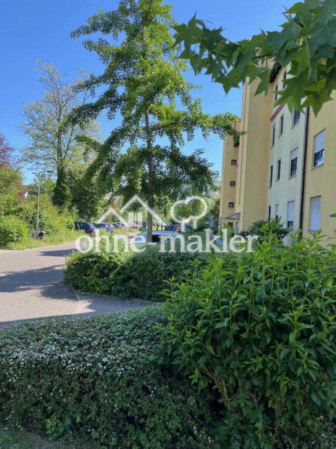 Vor dem Haus, Straßenseite