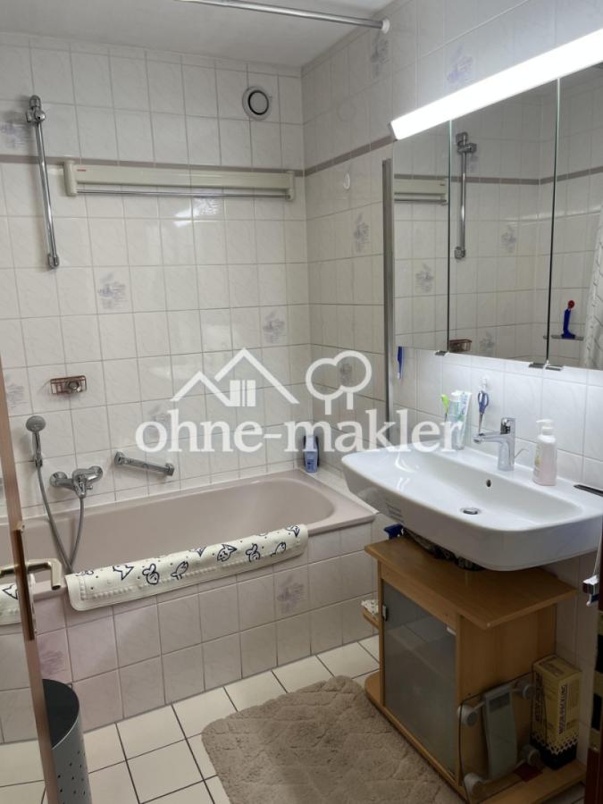 Bad mit neuerem Waschbecken 