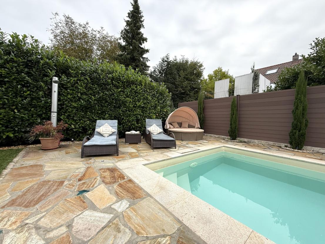 Pool mit Wellnessliegen