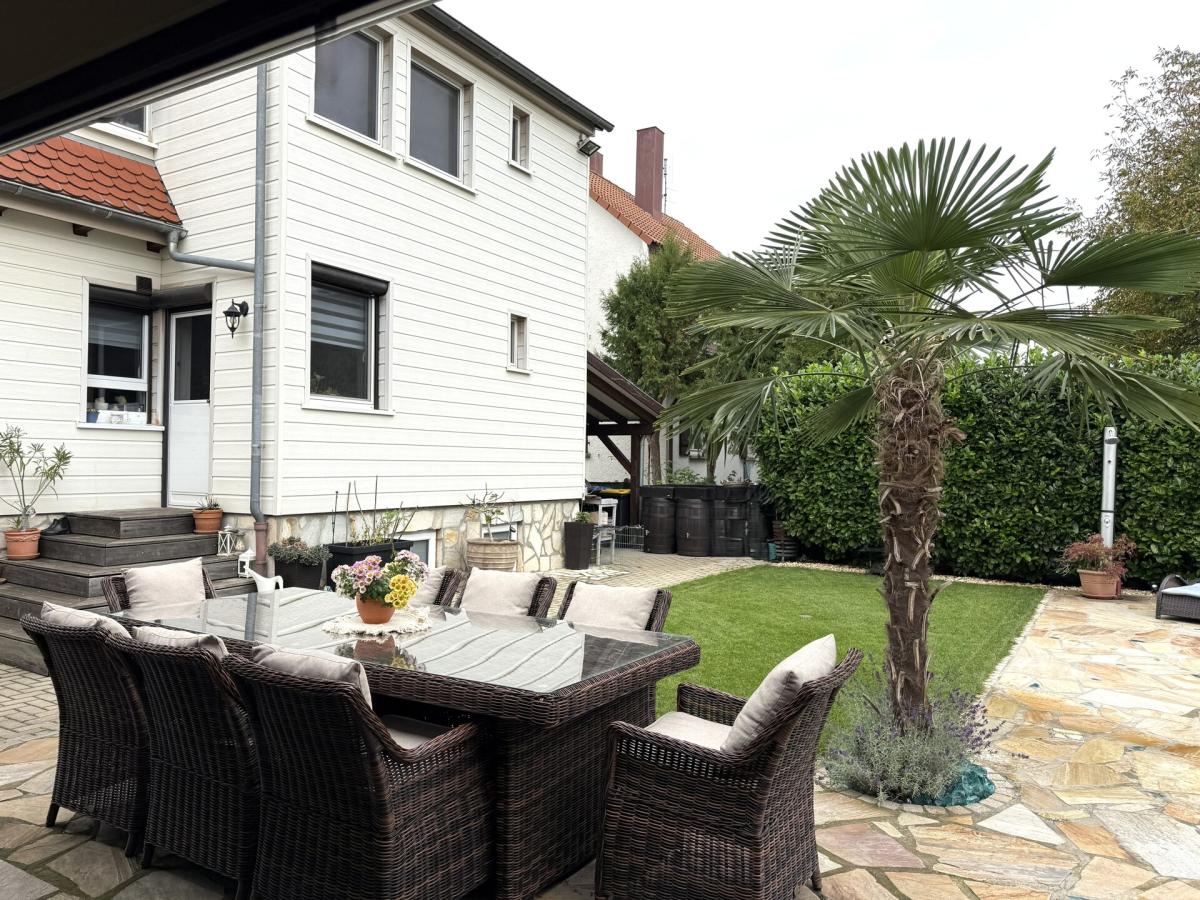 Garten Essbereich mit Blick aufs Haus