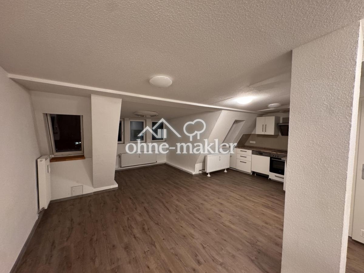 Wohnzimmer mit offener Küche 