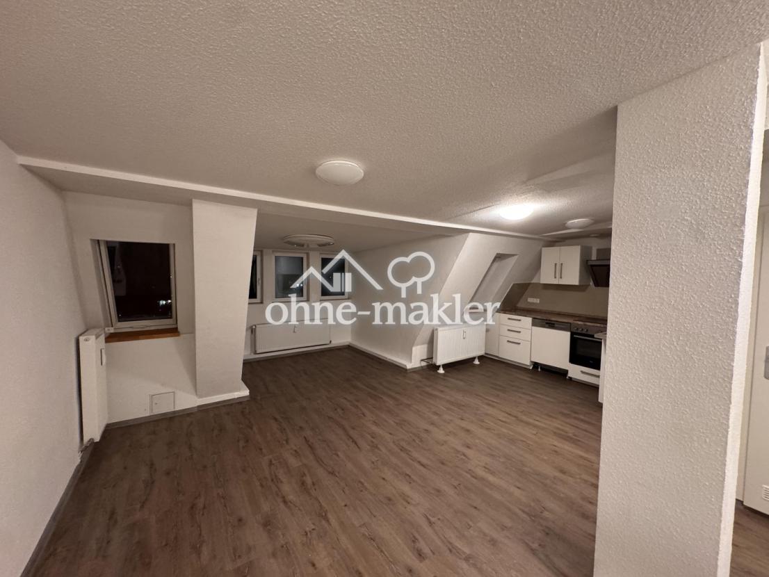 Wohnzimmer mit offener Küche 