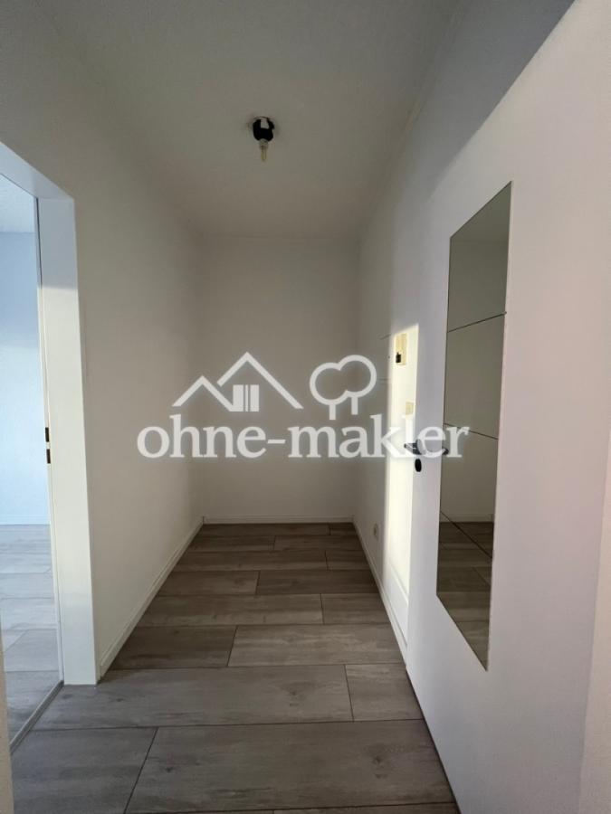 Flur mit Türe zum Bad