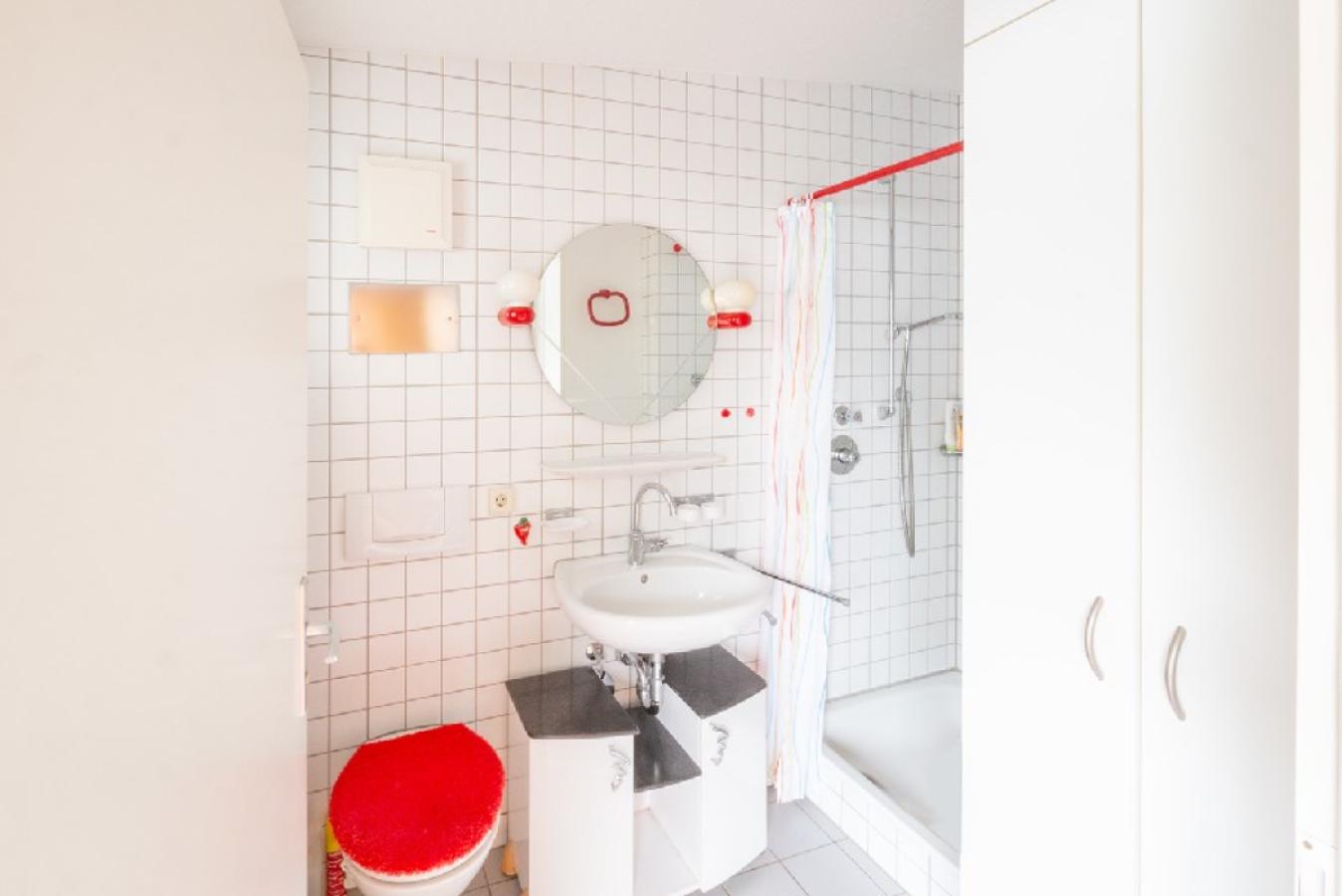 Badezimmer mit Dusche u. Schrank