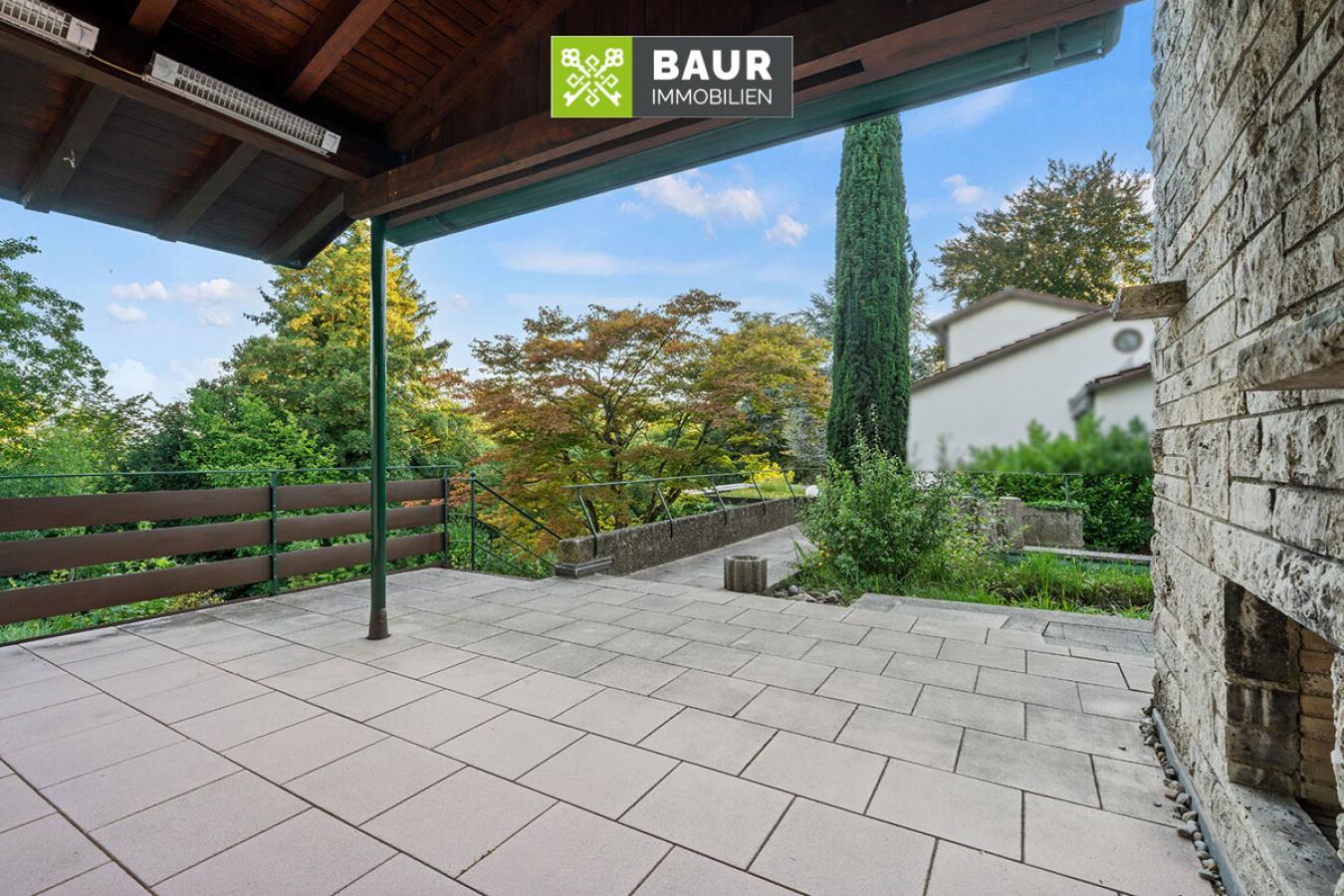Terrasse mit Außenkamin und Gartenzugang
