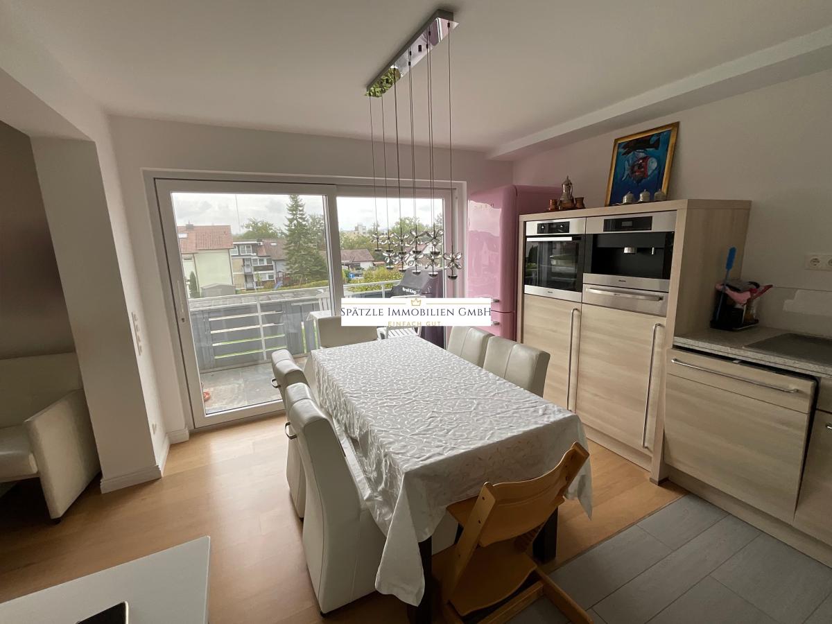 Esszimmer mit Küche und Balkon