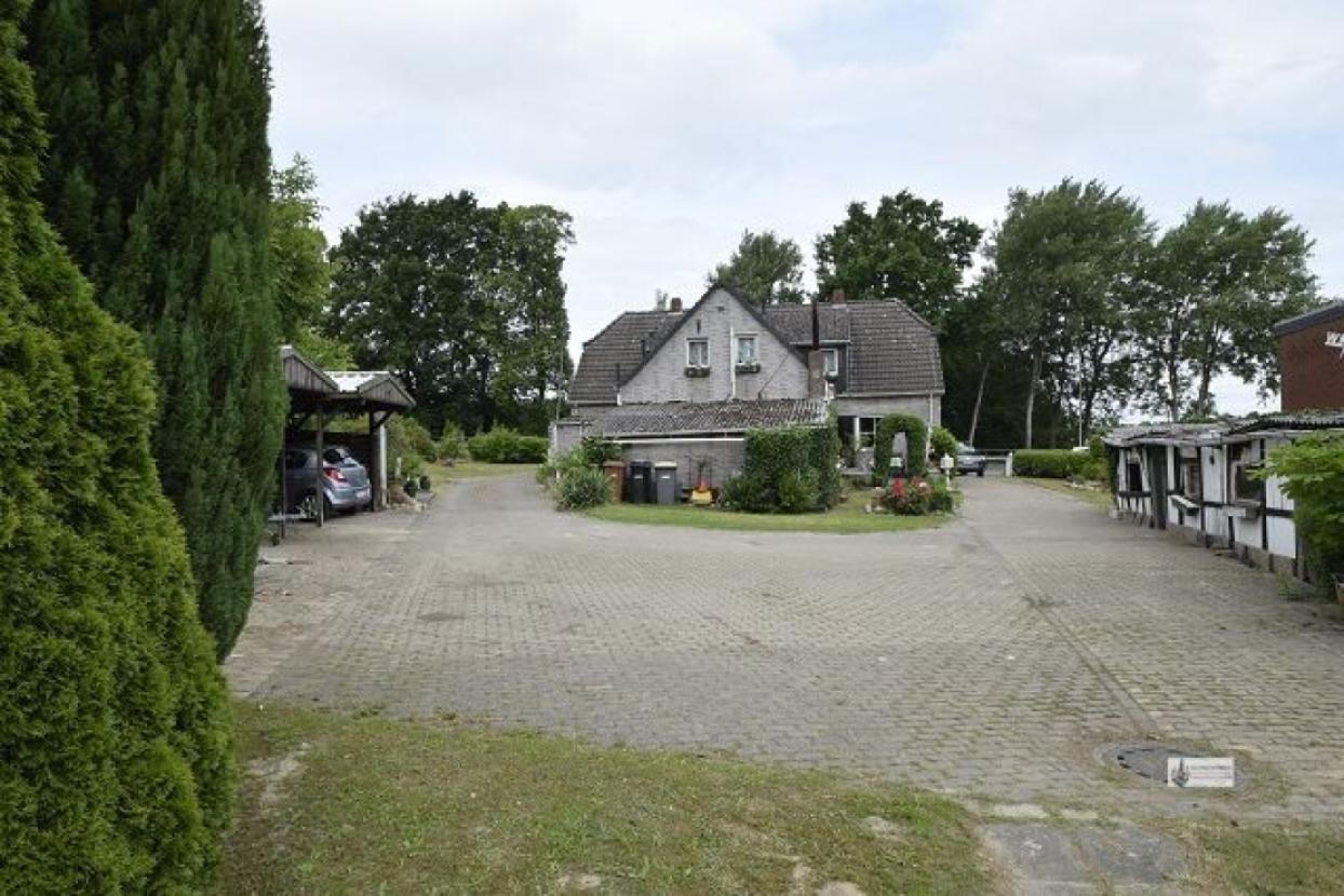 Zufahrt links und rechts am Haus vorbei