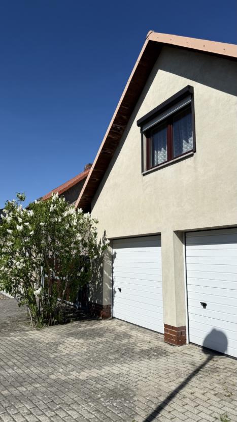 Garage mit elektronischem Tor