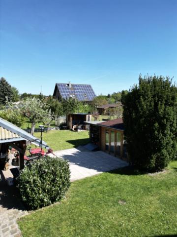 Blick auf das Gartenhaus und Obstgarten