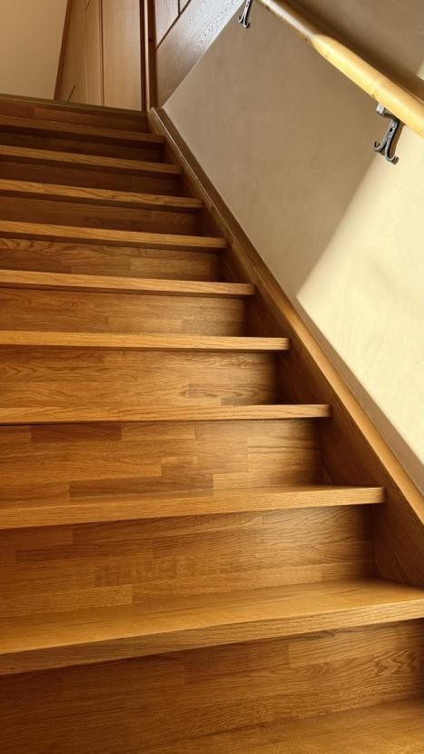 Echtholztreppe Hauptwohnung