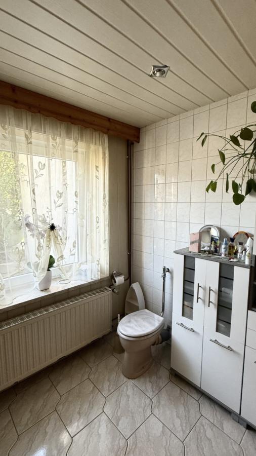 Großes Badezimmer in der Hauptwohnung 