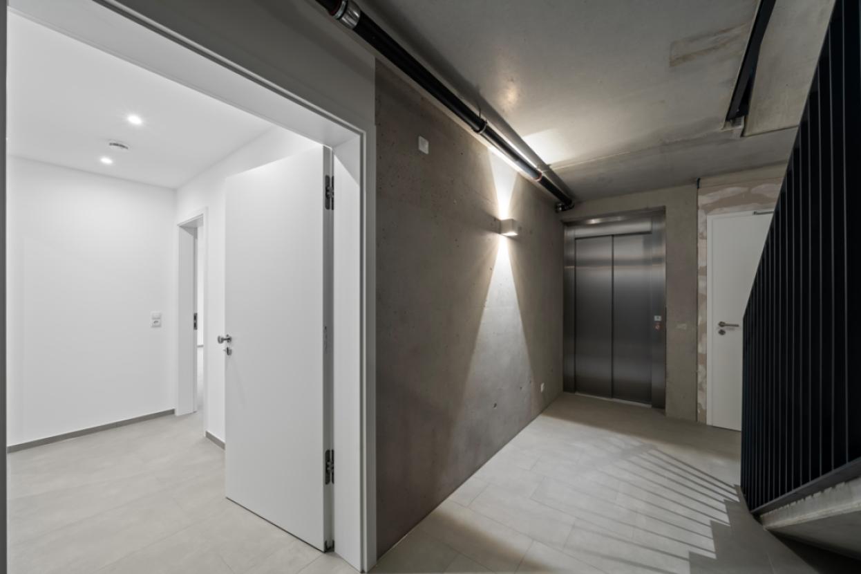 Wohnungszugang im Souterrain mit Aufzug