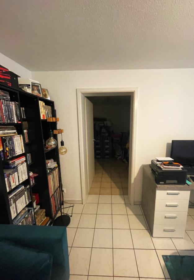 Arbeitsplatz und Zugang Abstellraum