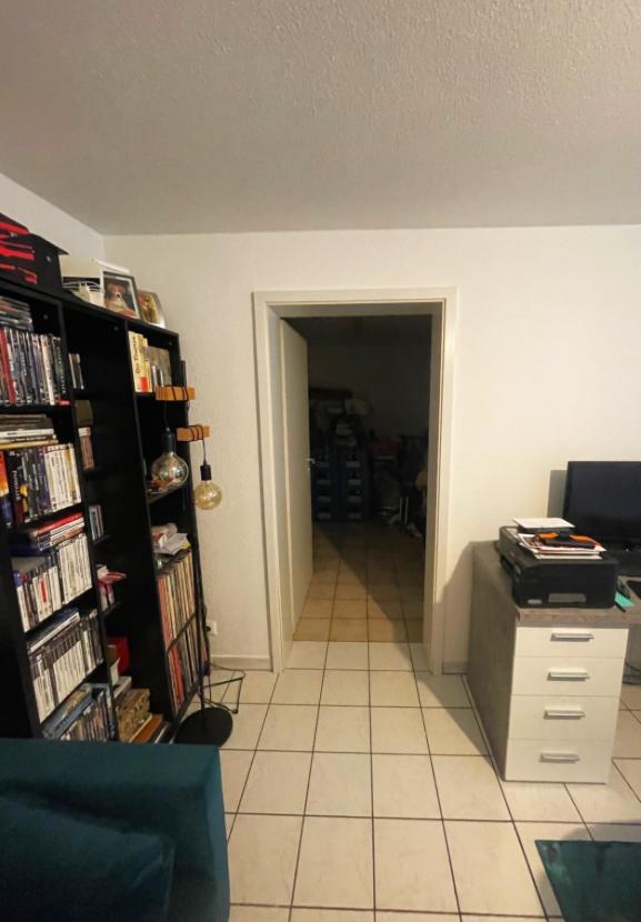 Arbeitsplatz und Zugang Abstellraum