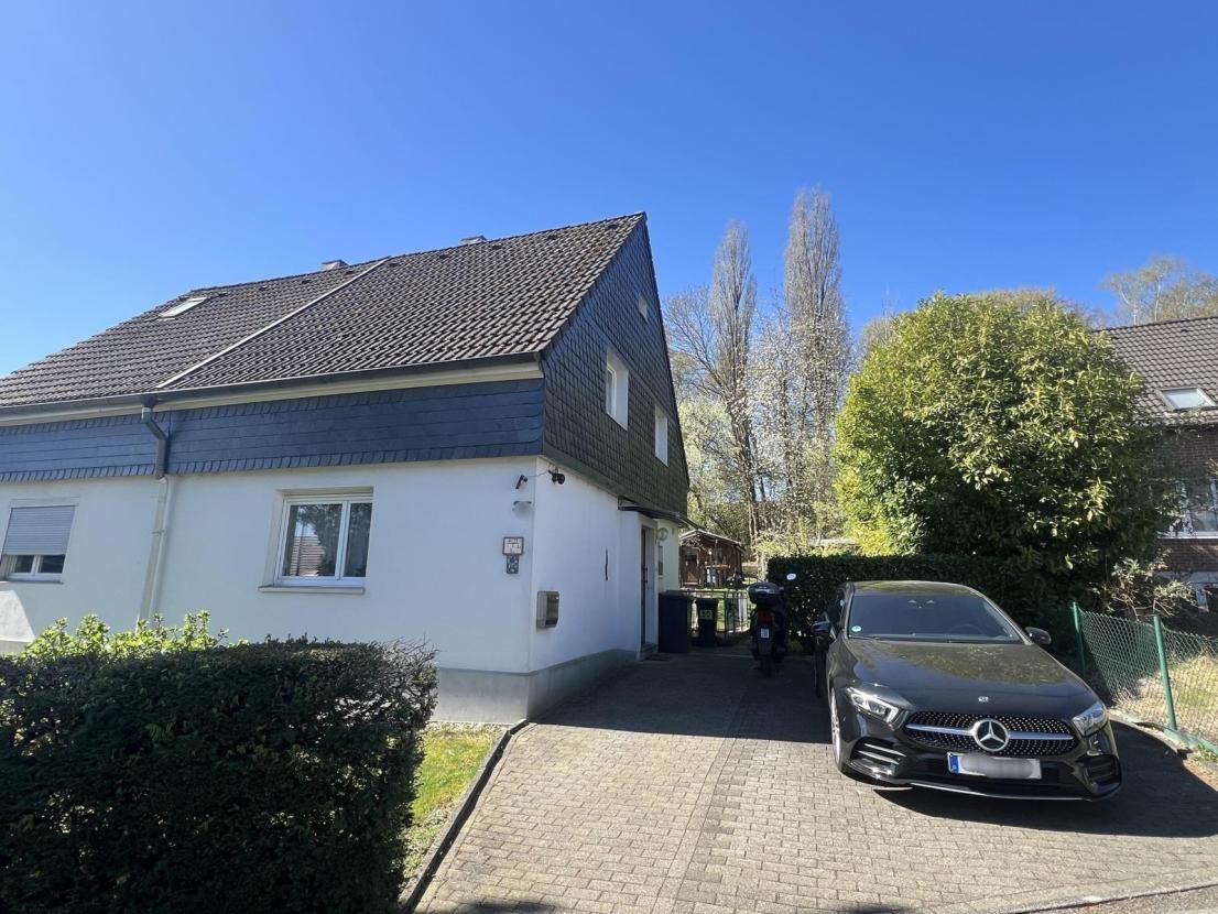 Haus mit Stellplätzen