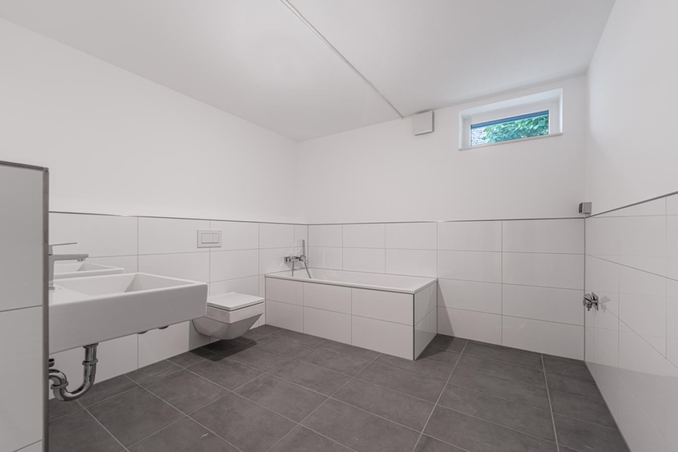 Ansicht Bad mit Wanne