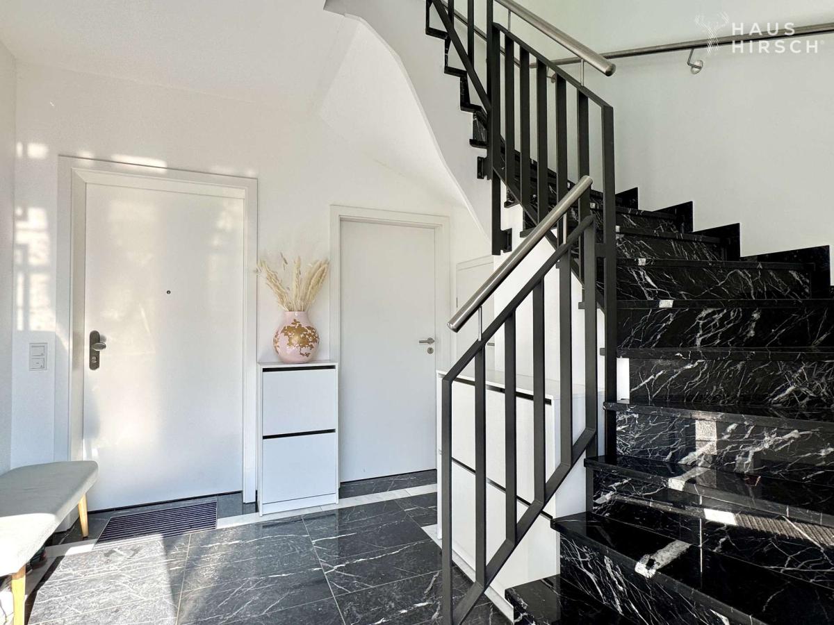 Treppenhaus mit separatem Hauswirtschaftsraum