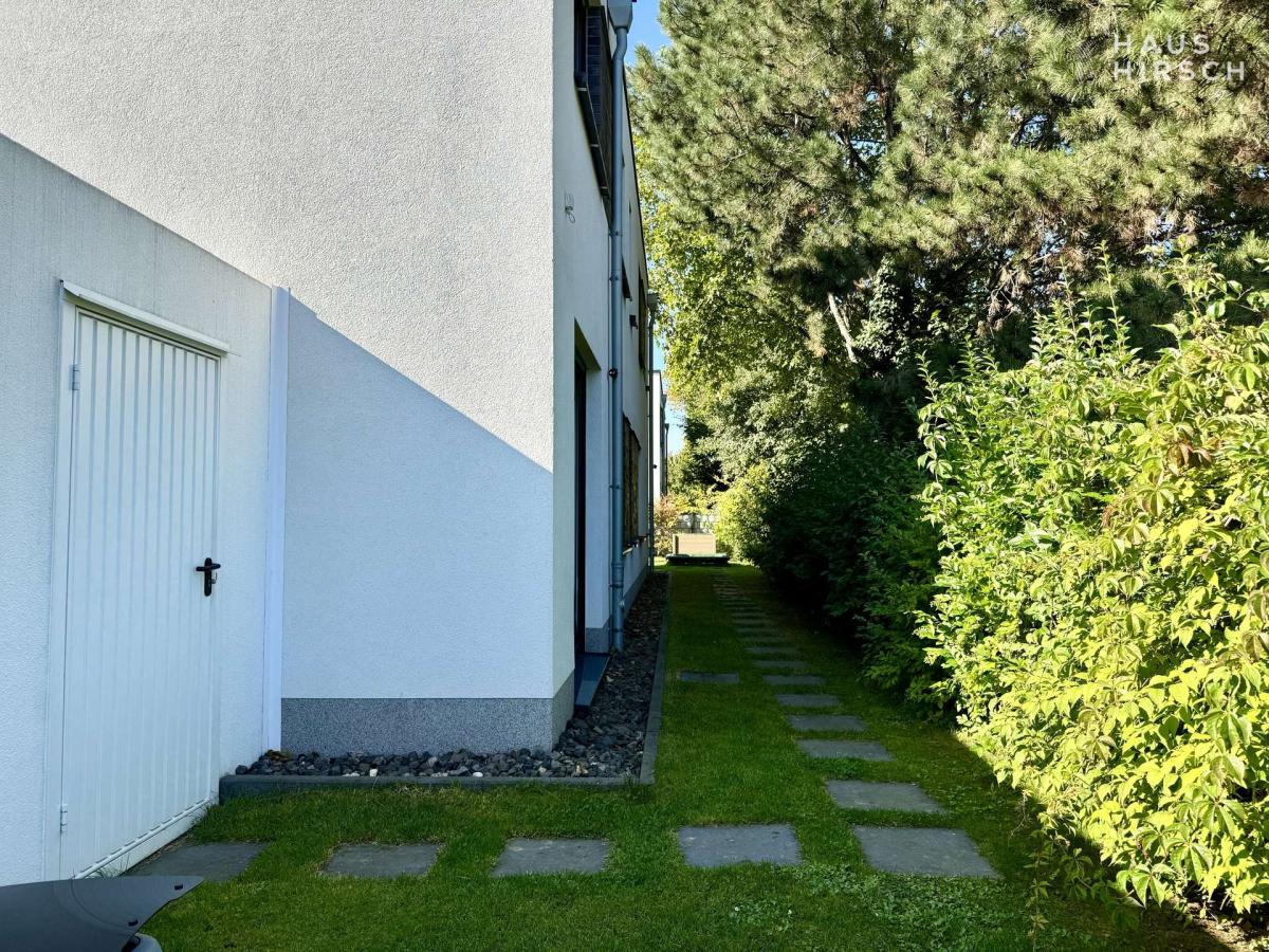 umlaufender Garten mit Zugang Garage