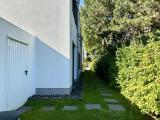 umlaufender Garten mit Zugang Garage