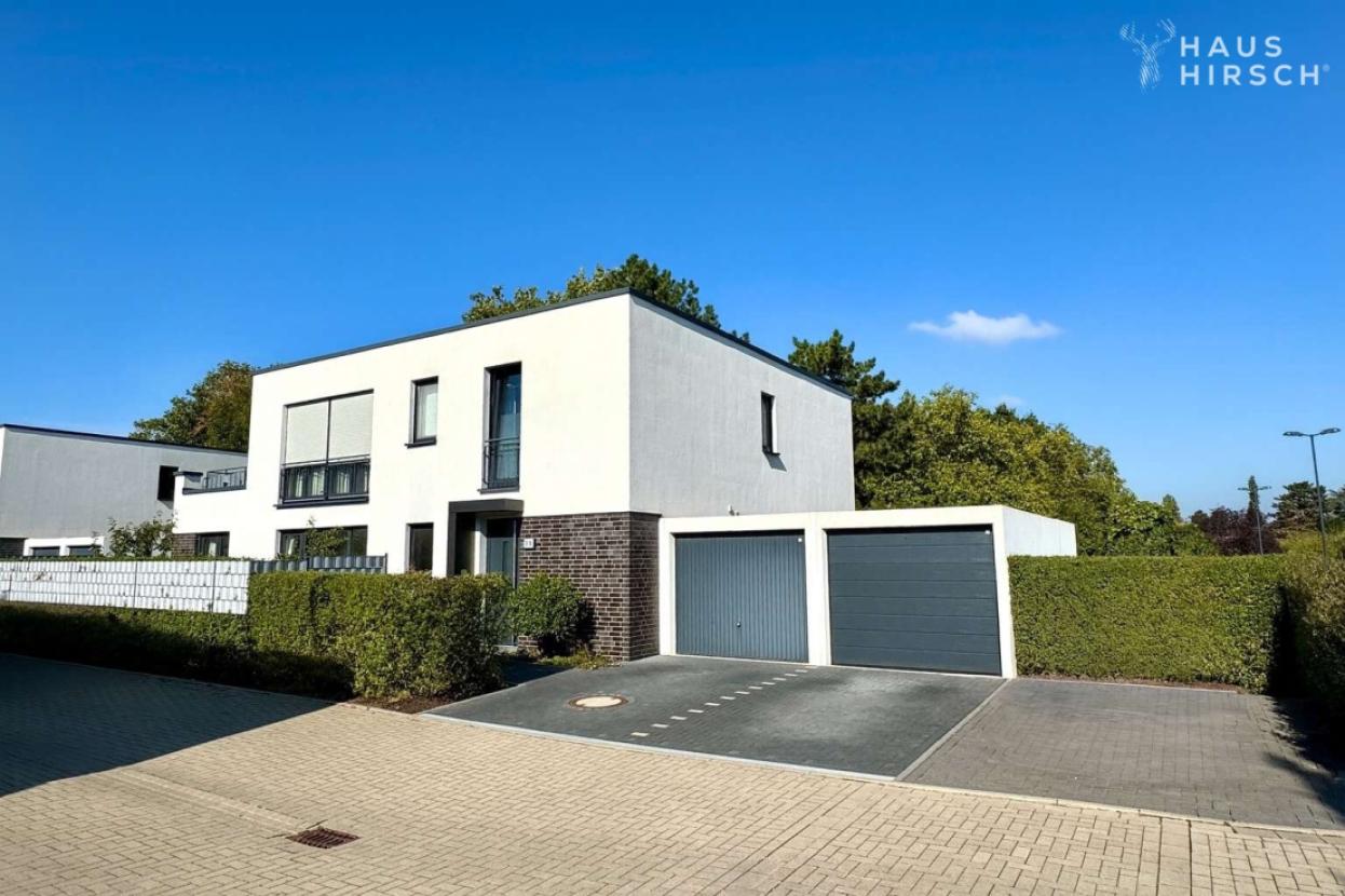 Hausansicht mit Garage und Stellplatz