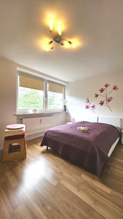 Blick von der Zimmertüre ins Schlafzimmer